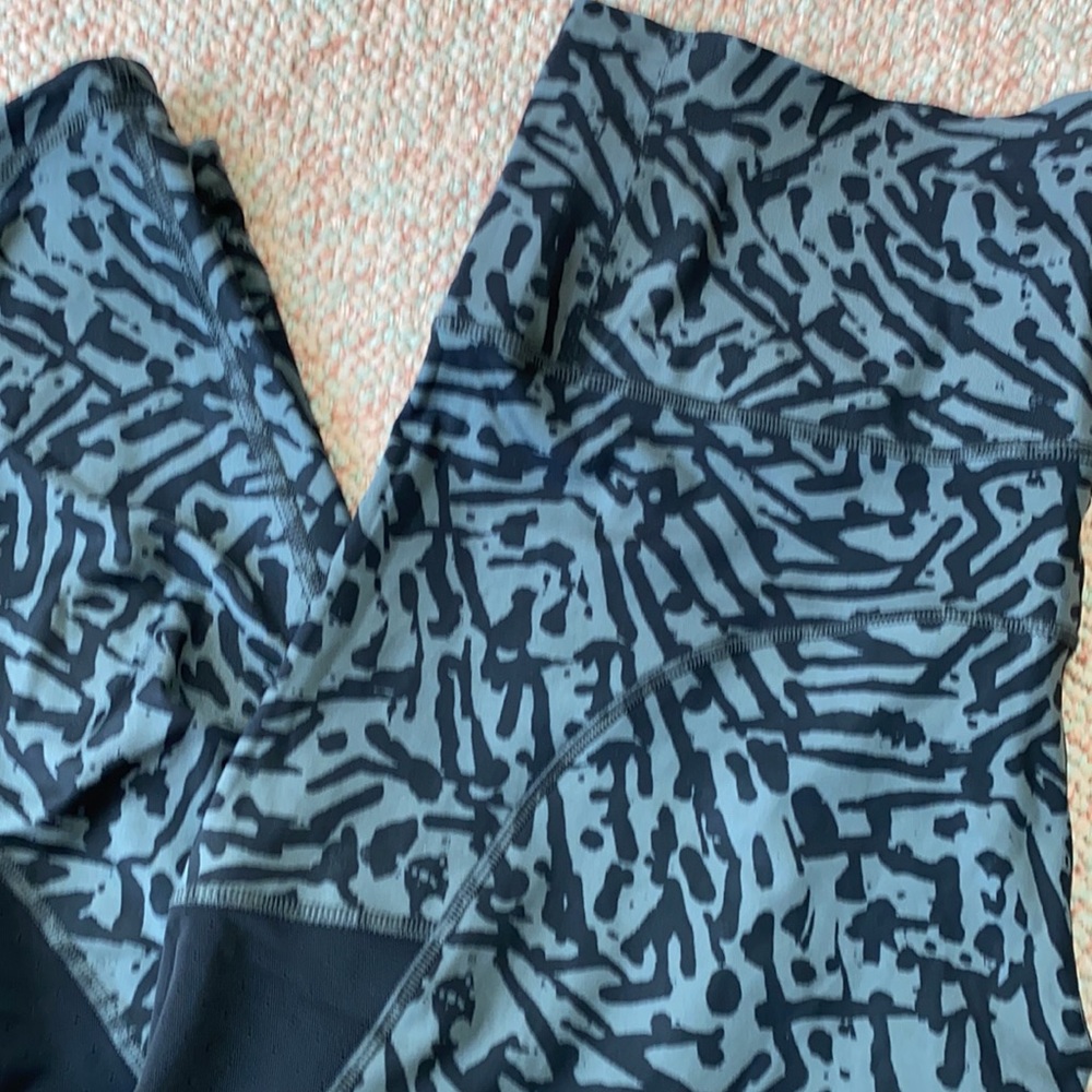 Lululemon cropped leggings - Picture 2 of 3